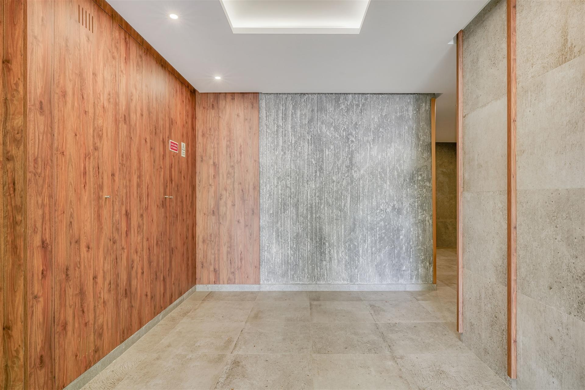 Moderno Apartamento  T3+1 no Centro de Carcavelos.