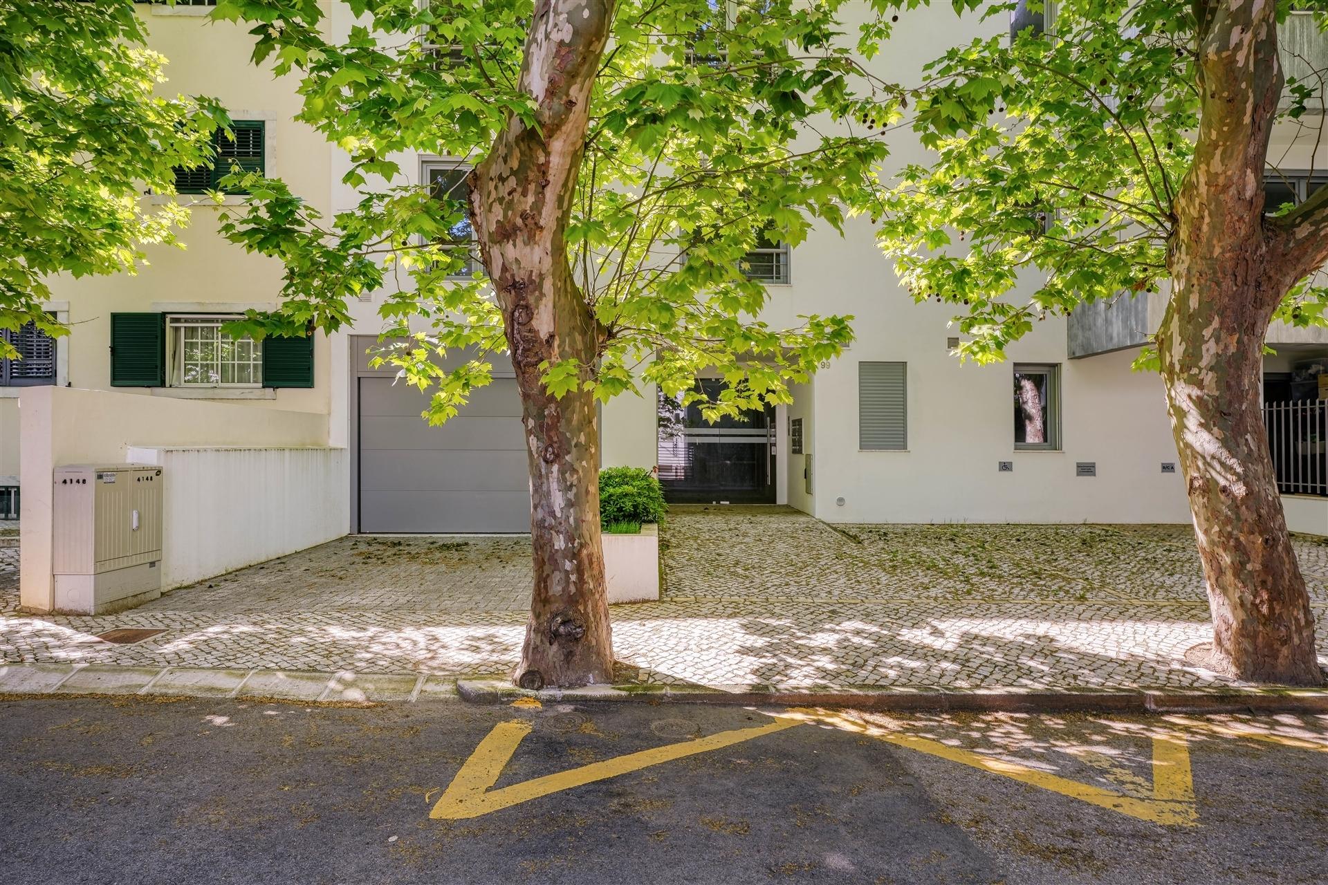 Moderno Apartamento  T3+1 no Centro de Carcavelos.