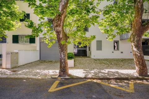 Moderno Apartamento  T3+1 no Centro de Carcavelos.