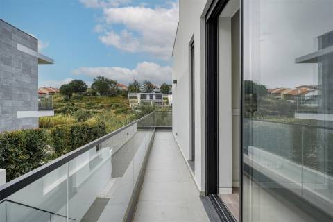 Moradia T4 de luxo com elevador, a estrear no Estoril.