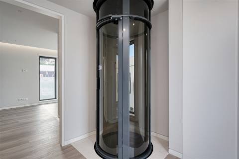 Moradia T4 de luxo com elevador, em construção no Estoril.