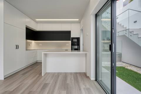 Moradia T4 de luxo com elevador, em construção no Estoril.