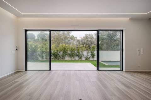 Moradia T4 de luxo com elevador, em construção no Estoril.