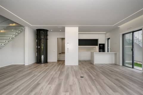 Moradia T4 de luxo com elevador, em construção no Estoril.