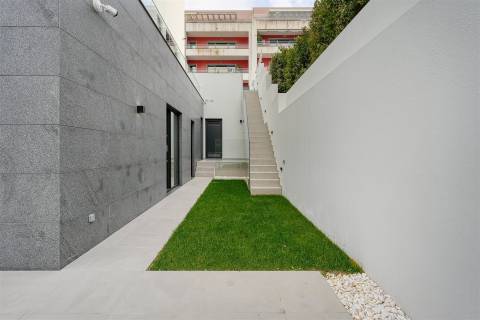 Moradia T4 de luxo com elevador, em construção no Estoril.