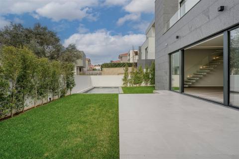 Moradia T4 de luxo com elevador, em construção no Estoril.