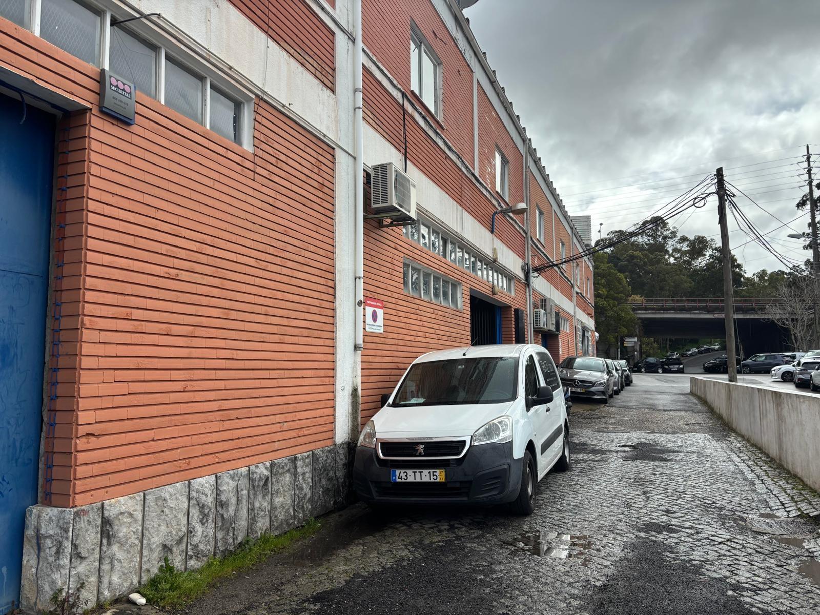 Armazéns Industriais/Logísticos em Zona Comercial Estratégica