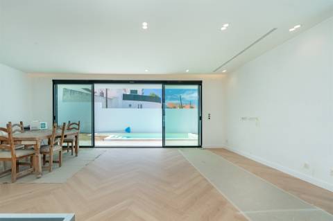 Moradia contemporânea isolada T4 com piscina, a 5 minutos da Praia do Guincho