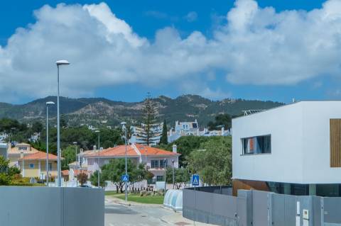 Moradia contemporânea isolada T4 com piscina, a 5 minutos da Praia do Guincho