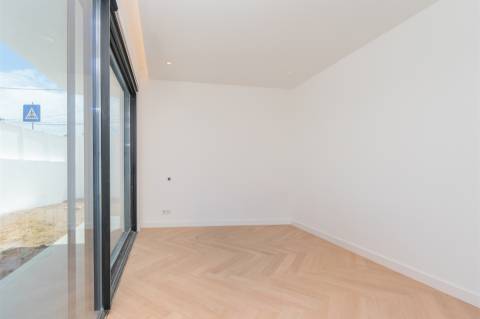 Moradia contemporânea isolada T4 com piscina, a 5 minutos da Praia do Guincho