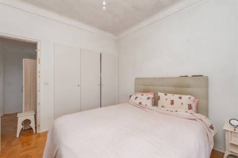 Moradia T5 com jardim para Remodelar em Sintra