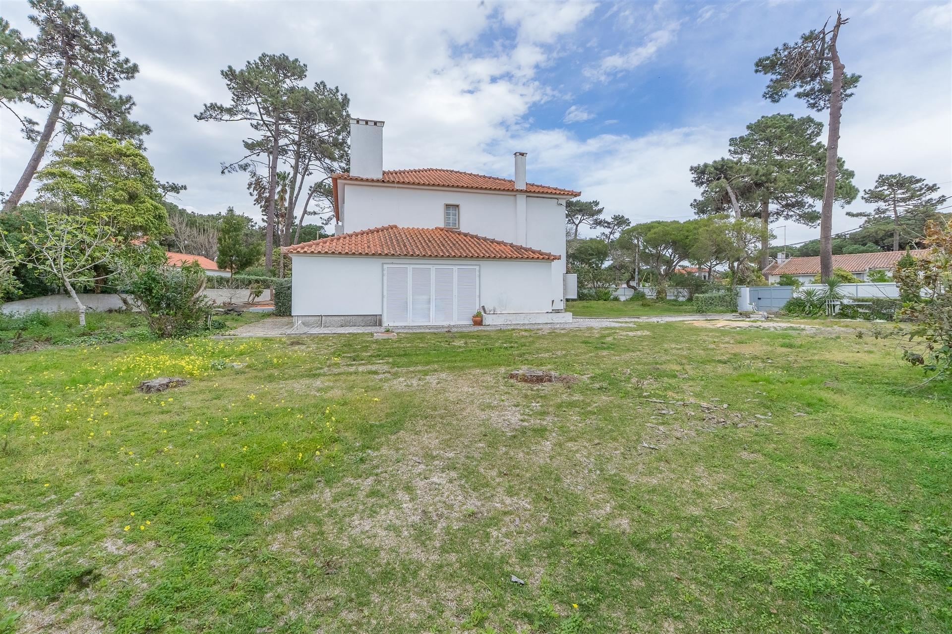Moradia T5 com jardim para Remodelar em Sintra