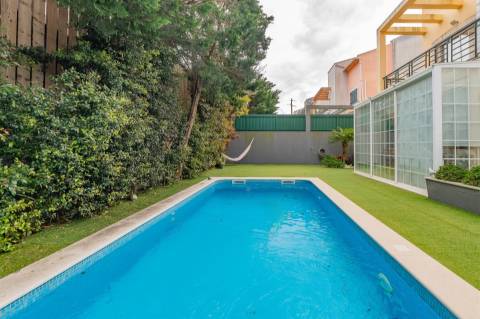 Moradia T4 para arrendar com piscina aquecida em Alcabideche