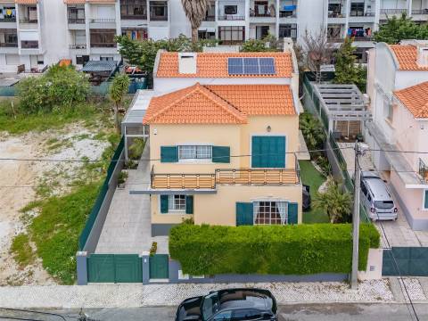 Moradia T4 para arrendar com piscina aquecida em Alcabideche