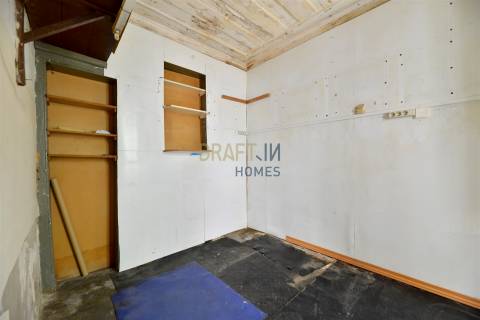 Loja para Remodelação Total | Rua São Boaventura | 32 m² | Possibilidade de Conversão em Habitação