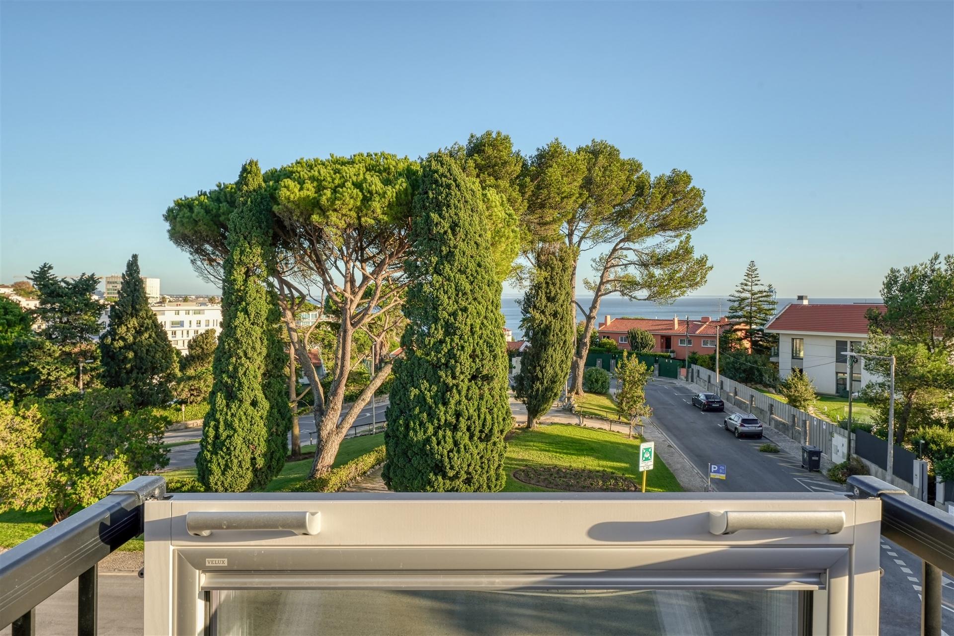 Moradia Exclusiva em Condomínio Privado, com Vista Mar e Rooftop Panorâmico, no centro de Cascais.