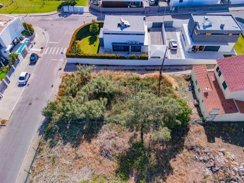 Moradia T5+1 em Murches, com piscina a iniciar a construção