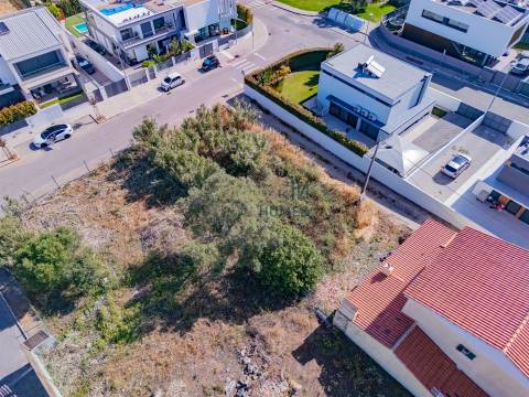 Moradia T5+1 em Murches, com piscina a iniciar a construção