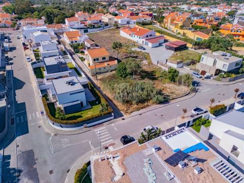 Moradia T5+1 em Murches, com piscina a iniciar a construção