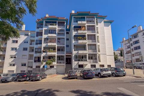 T2 com Vista Mar | Garagem Box | Suite | Lareira | Cascais