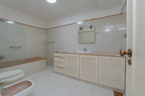 T2 com Vista Mar | Garagem Box | Suite | Lareira | Cascais
