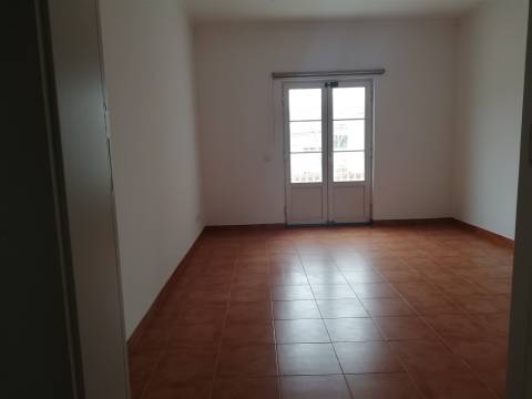 Moradia T7+2 em zona central da Parede.