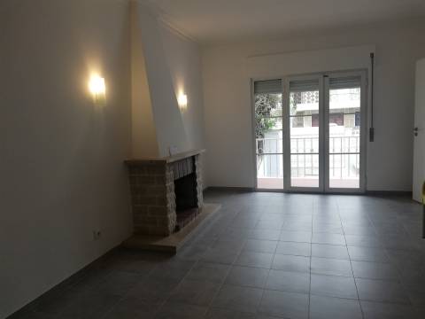 Moradia T7+2 em zona central da Parede.