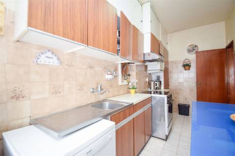 Oportunidade na Torre da Marinha: Apartamento T2 com Excelente Localização