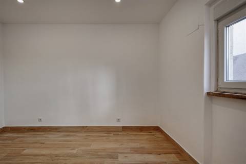 Excelente T2 Renovado com Terraço Privativo de 22 m² e Suíte em Belas
