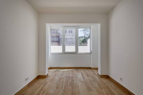 Excelente T2 Renovado com Terraço Privativo de 22 m² e Suíte em Belas