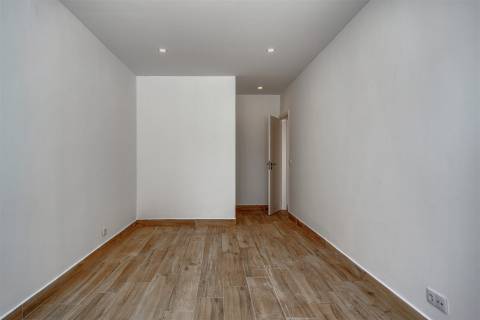Excelente T2 Renovado com Terraço Privativo de 22 m² e Suíte em Belas