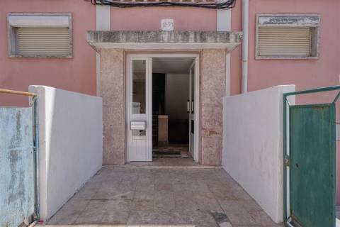 Excelente T2 Renovado com Terraço Privativo de 22 m² e Suíte em Belas
