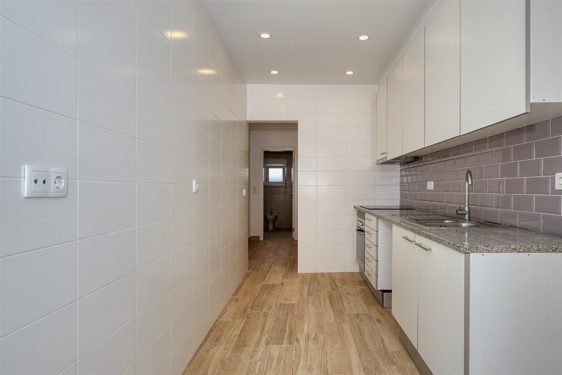 Excelente T2 Renovado com Terraço Privativo de 22 m² e Suíte em Belas