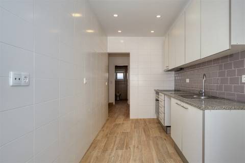 Excelente T2 Renovado com Terraço Privativo de 22 m² e Suíte em Belas