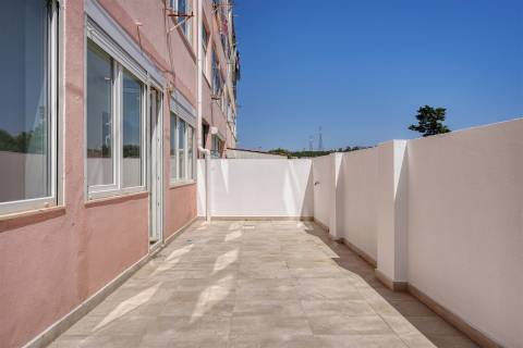 Excelente T2 Renovado com Terraço Privativo de 22 m² e Suíte em Belas