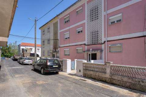 Excelente T2 Renovado com Terraço Privativo de 22 m² e Suíte em Belas