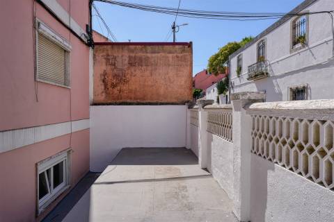 Excelente T2 Renovado com Terraço Privativo de 22 m² e Suíte em Belas