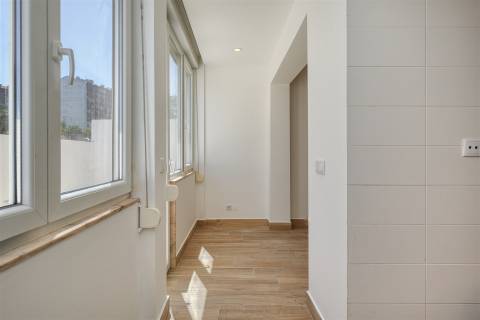 Excelente T2 Renovado com Terraço Privativo de 22 m² e Suíte em Belas