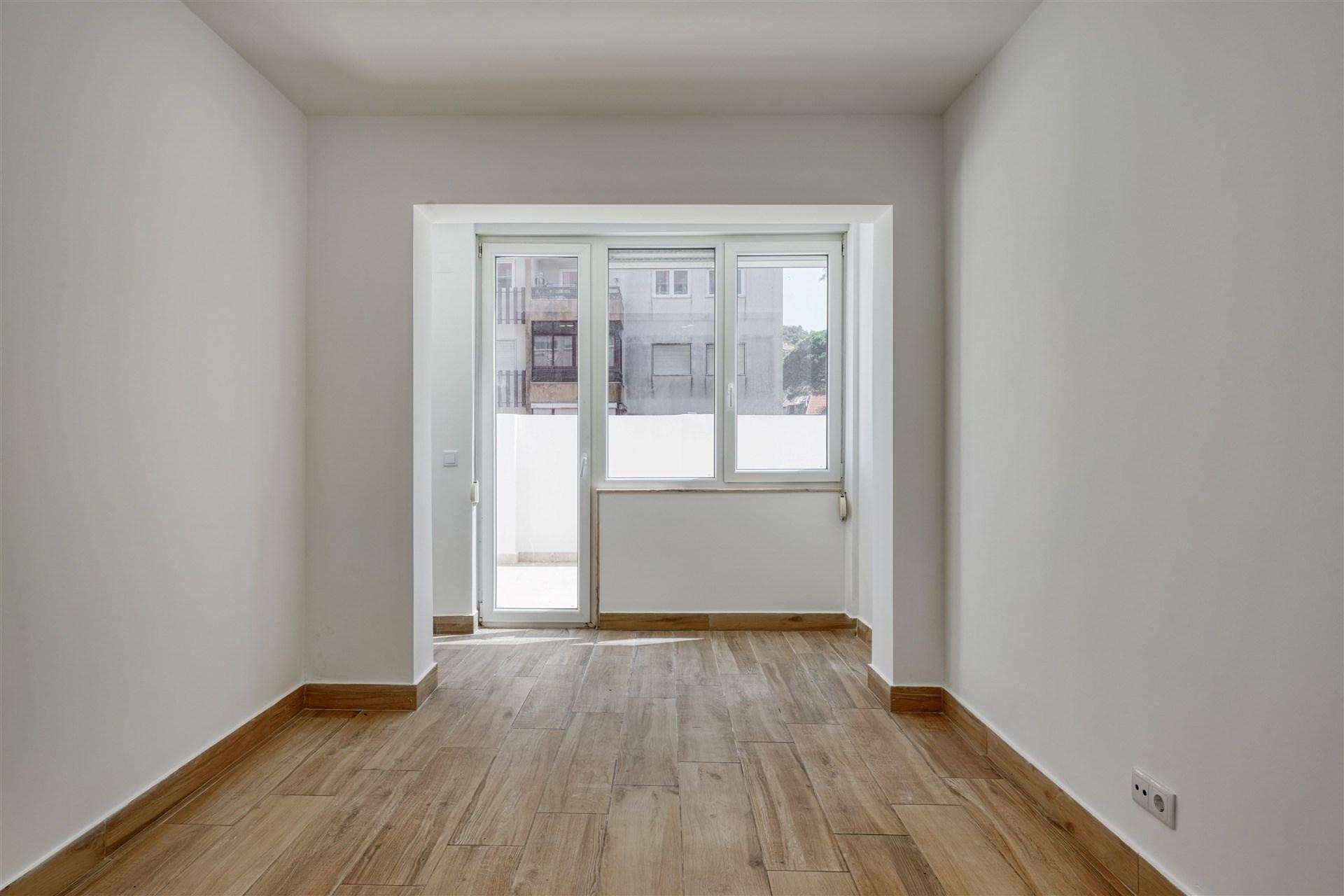 Excelente T2 Renovado com Terraço Privativo de 22 m² e Suíte em Belas