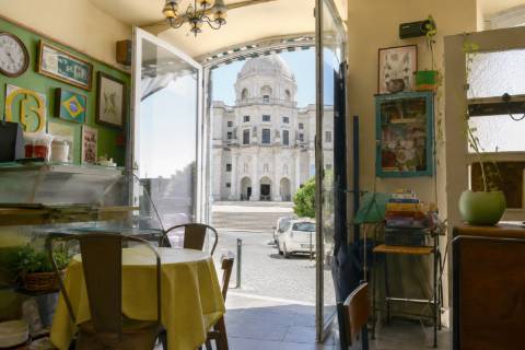 Restaurante Equipado com cerca de 200 m² e Pátio Exterior de 14 m² no Campo de Santa Clara – Junto a