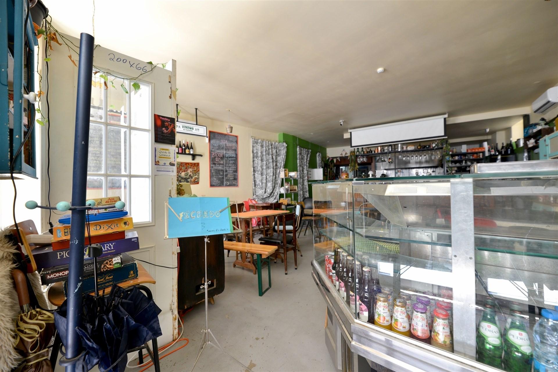 Restaurante Equipado com cerca de 200 m² e Pátio Exterior de 14 m² no Campo de Santa Clara – Junto a