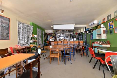 Restaurante Equipado com cerca de 200 m² e Pátio Exterior de 14 m² no Campo de Santa Clara – Junto a