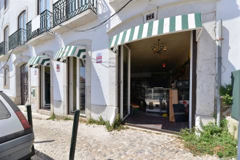 Restaurante Equipado com cerca de 200 m² e Pátio Exterior de 14 m² no Campo de Santa Clara – Junto a