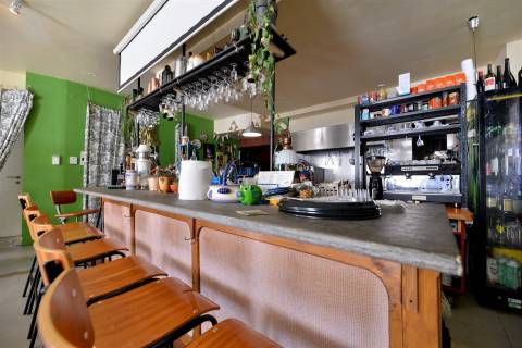 Restaurante Equipado com cerca de 200 m² e Pátio Exterior de 14 m² no Campo de Santa Clara – Junto a
