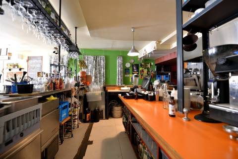 Restaurante Equipado com cerca de 200 m² e Pátio Exterior de 14 m² no Campo de Santa Clara – Junto a