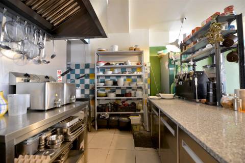 Restaurante Equipado com cerca de 200 m² e Pátio Exterior de 14 m² no Campo de Santa Clara – Junto a