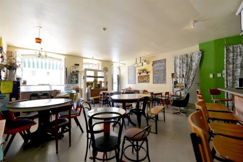Restaurante Equipado com cerca de 200 m² e Pátio Exterior de 14 m² no Campo de Santa Clara – Junto a