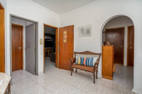 Prédio para habitação e comércio