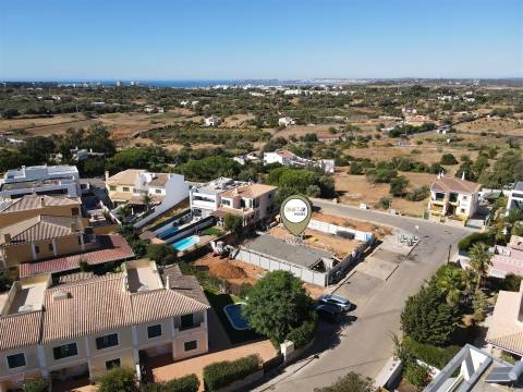 Moradia contemporânea T3+1 em construção