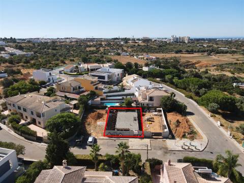 Moradia contemporânea T3+1 em construção